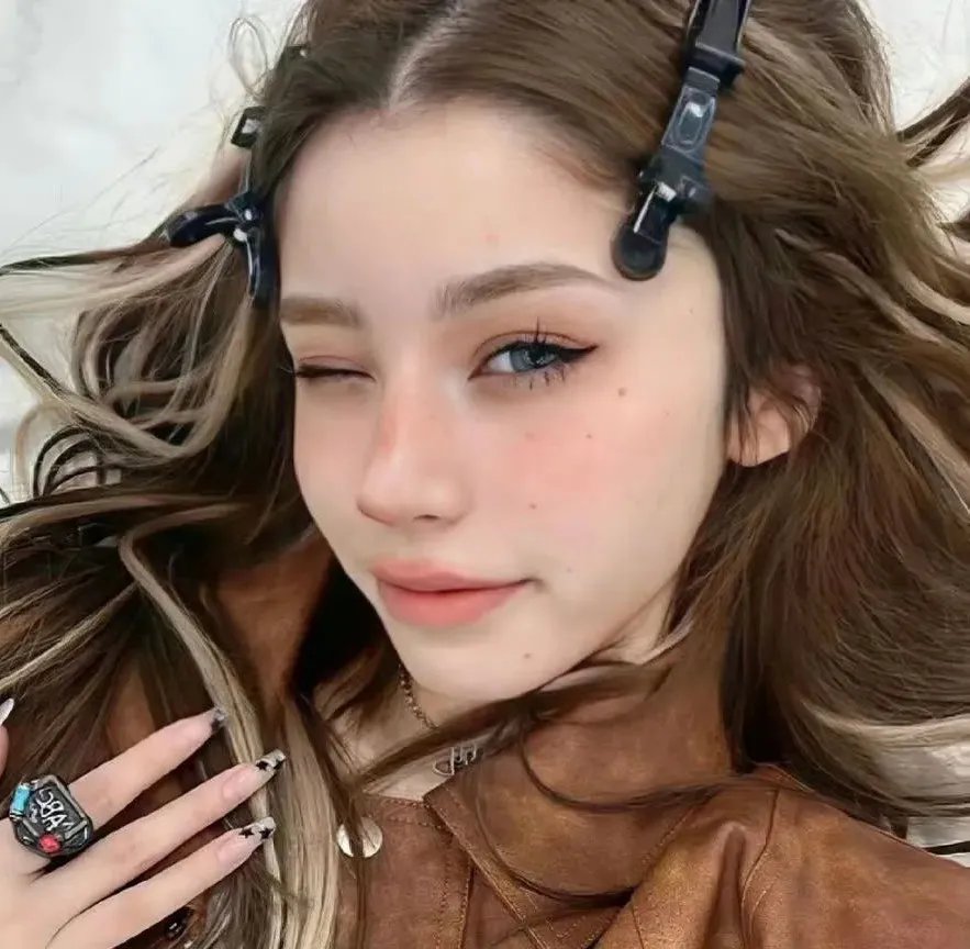 微光下的蓝色男孩